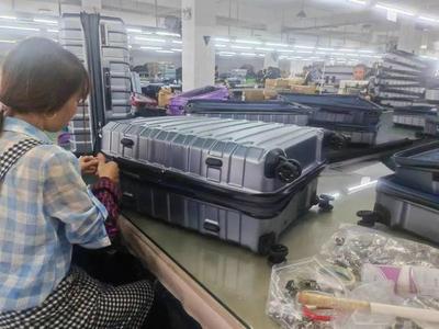 廢棄飲料瓶變身高質(zhì)量拉桿箱 金山企業(yè)以創(chuàng)新技術(shù)遠銷海外